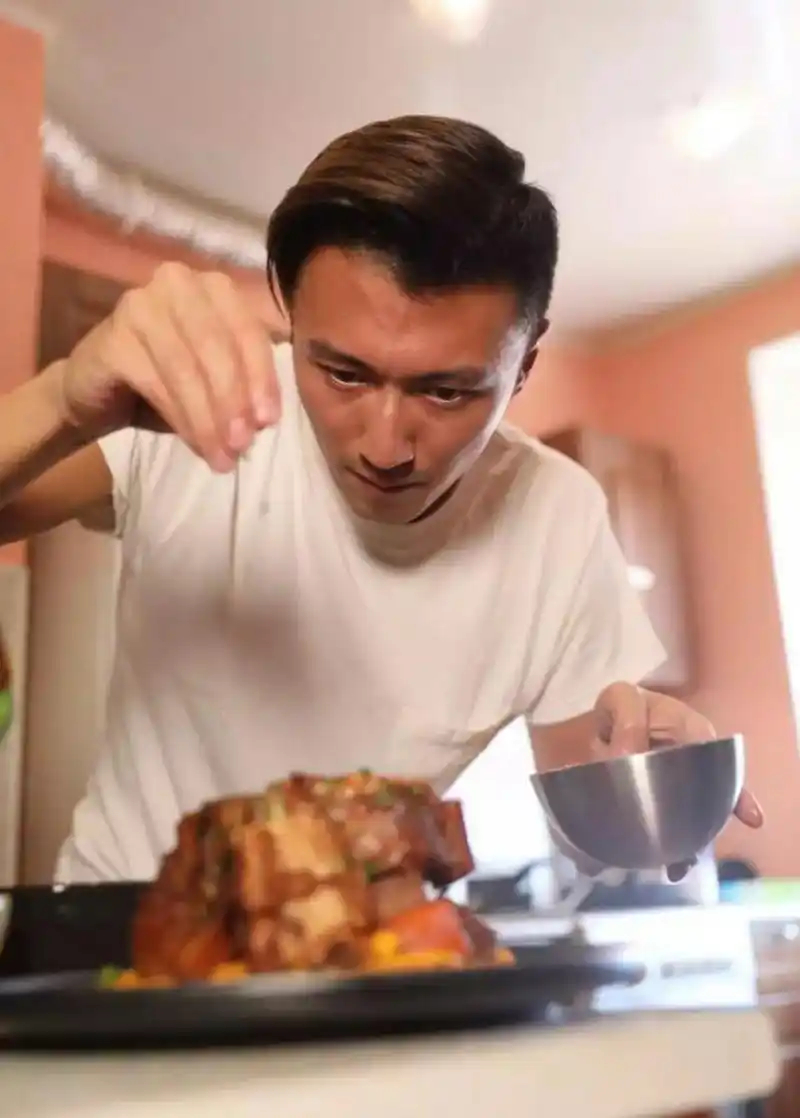 谢霆锋老吃家有多讲究谢霆锋这是把对美食的讲究延伸到养宠了！3月6日上海活动又见他