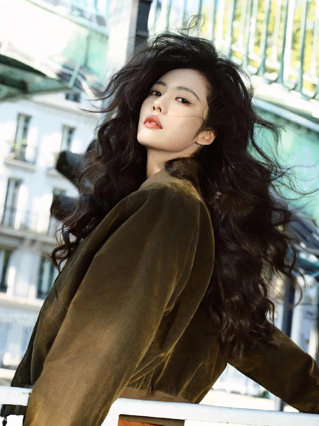 为你介绍几组蔡文静惊艳写真：

海边前卫性感风写真

10月28日晚工作室发布的