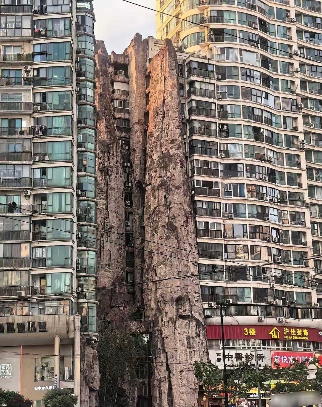 谁知道这两栋大楼，怎么回事啊？每次经过都把我吓了一跳。 