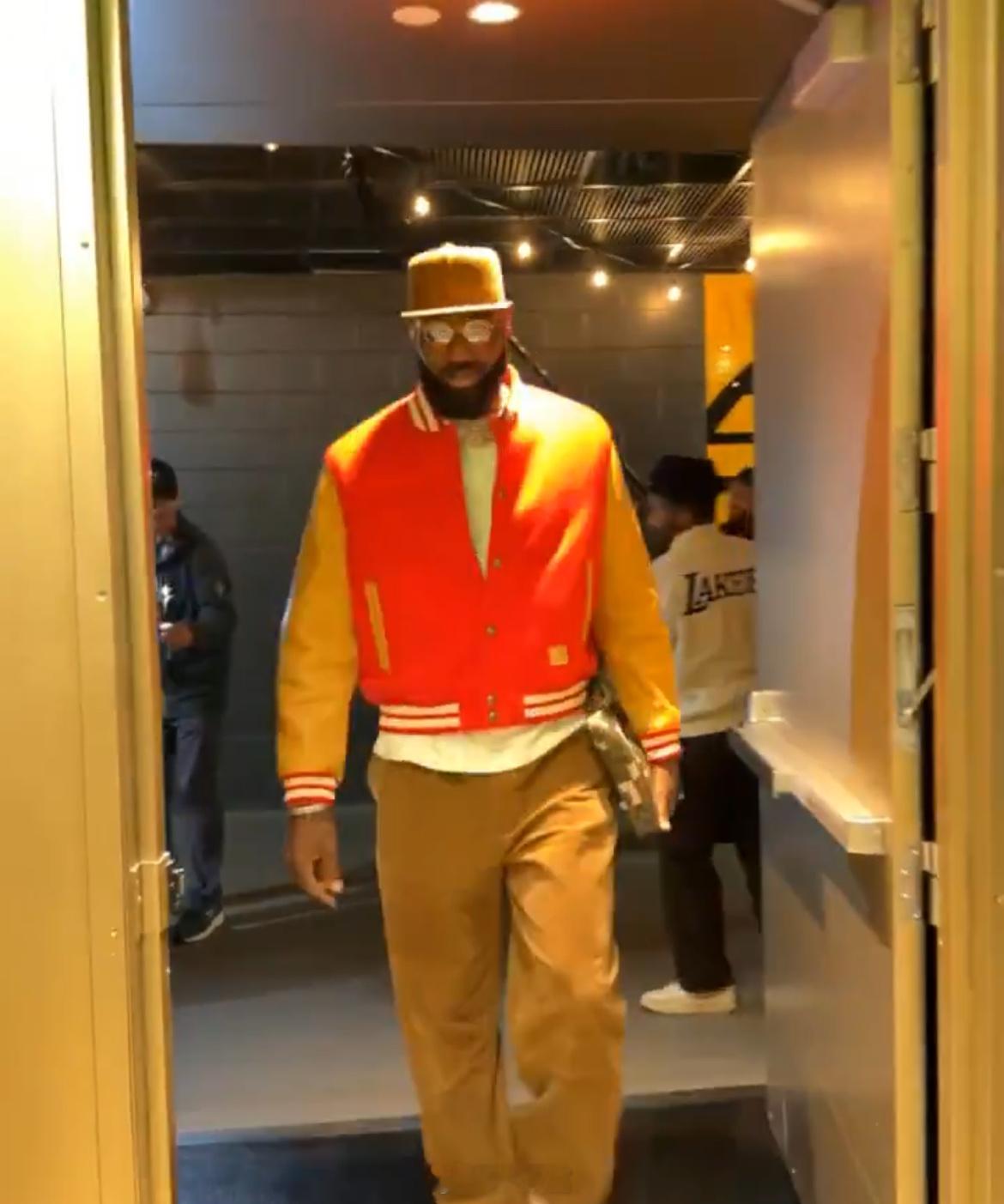 詹姆斯的第20场圣诞大战火箭那边，湖人旧将芬尼史密斯今天赛季首秀，他在夏天做了脚