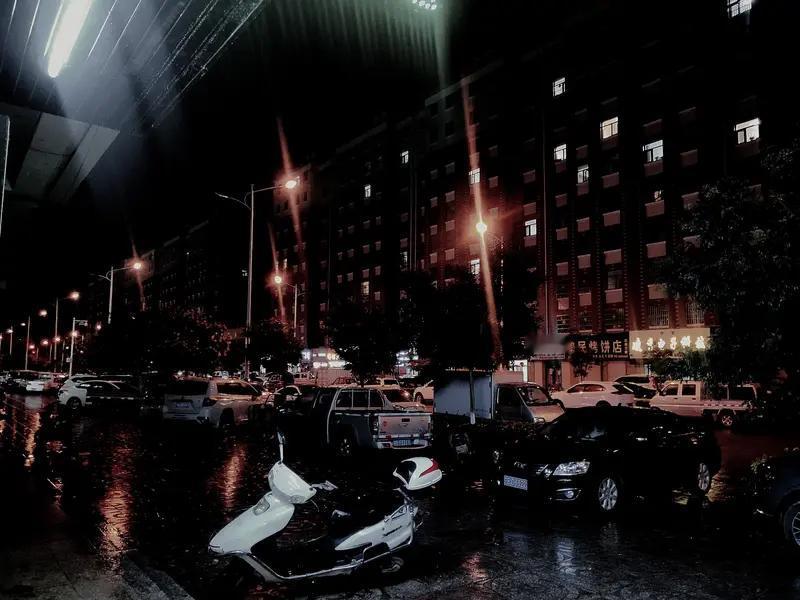 暴雨夜3岁儿子光脚跑进雨里找妈妈，妈妈接电话时手里还拎着外卖，崩溃大哭：我还有两