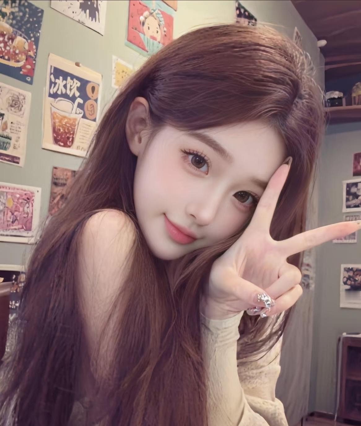 美人如花隔座送，一展温柔心自喜。