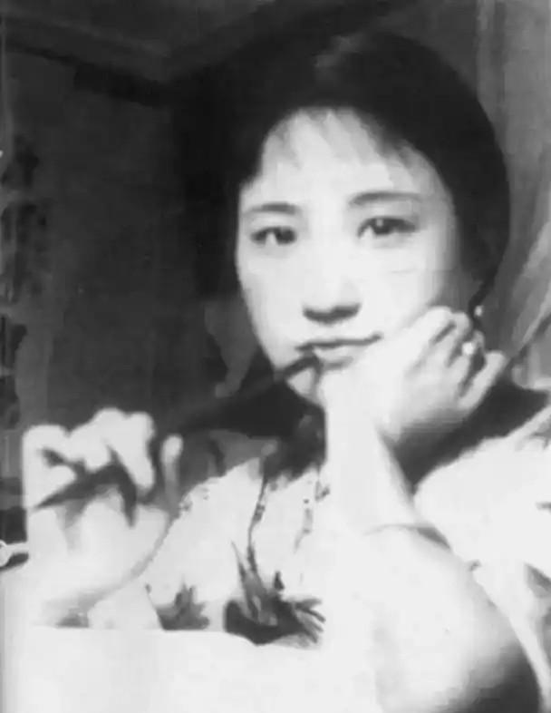 1965年，陆小曼去世。翁香光趁机解开她的衣服，感叹道：“凉薄之人终没好下场。”