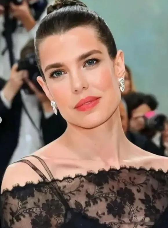 在昨天的Metgala上，虽然梅根没去，但有另一位王室成员参加了，她就是摩纳哥的