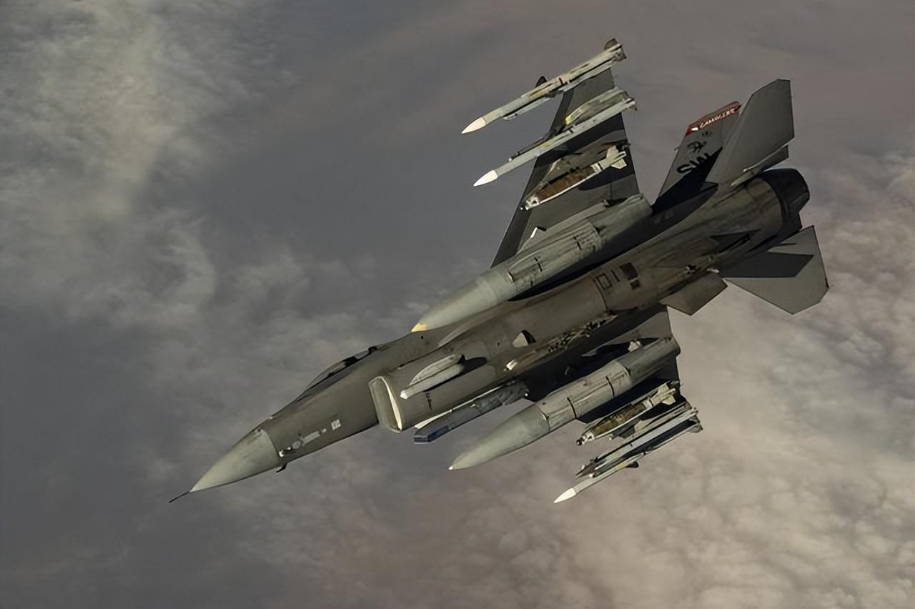 美国又掉飞机了，F-16C战斗机在黄海突发坠毁，美军雪上加霜。美军航母还在四处打