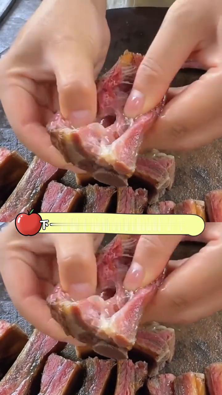 上一秒这排骨看起来这么寡淡，能好吃吗？下一秒盐水排骨自带辣排骨味吗？那我高低得试