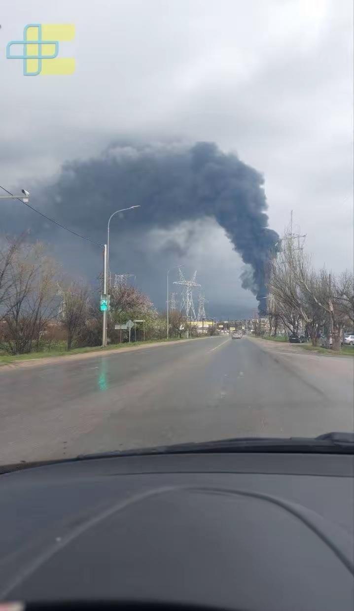 在克里米亚半岛的费奥多西亚，一处油库的大火已持续燃烧超过一昼夜。