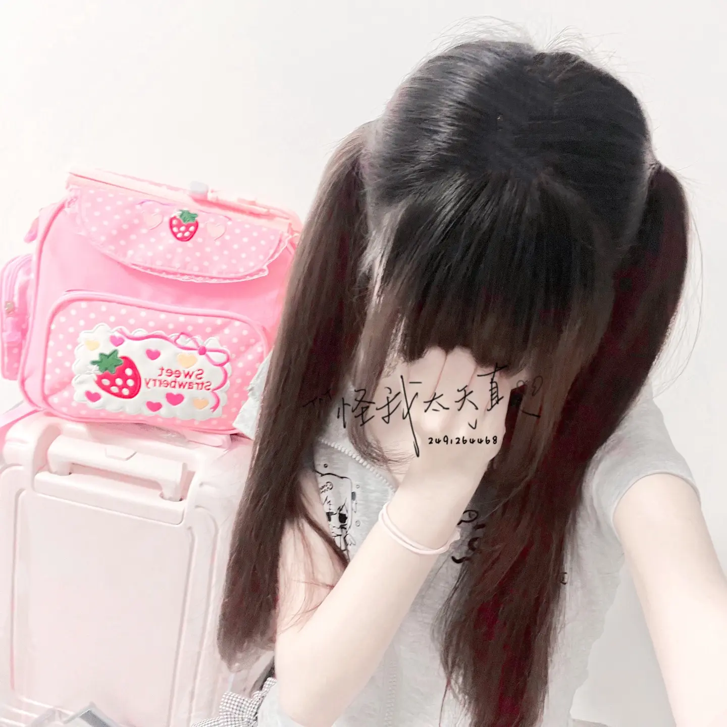 她还小 禁起不诱感 遇到对好她的 喜欢粘着她的 就当然会沦陷 可她容太...