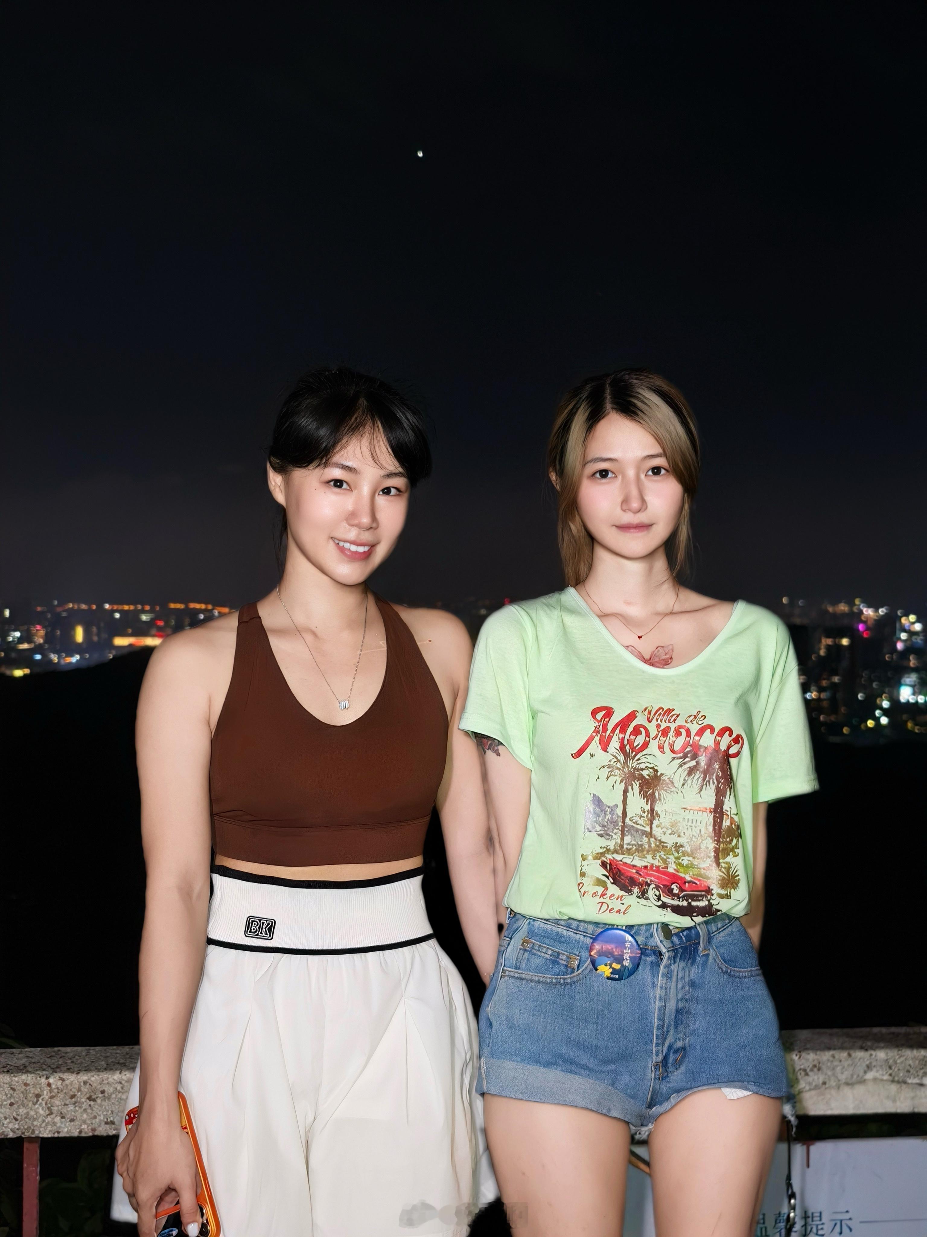 和表姐还有Hyt夜爬白云山差点累发财真是要多运动一下，不然像个老人家刚上山觉得好