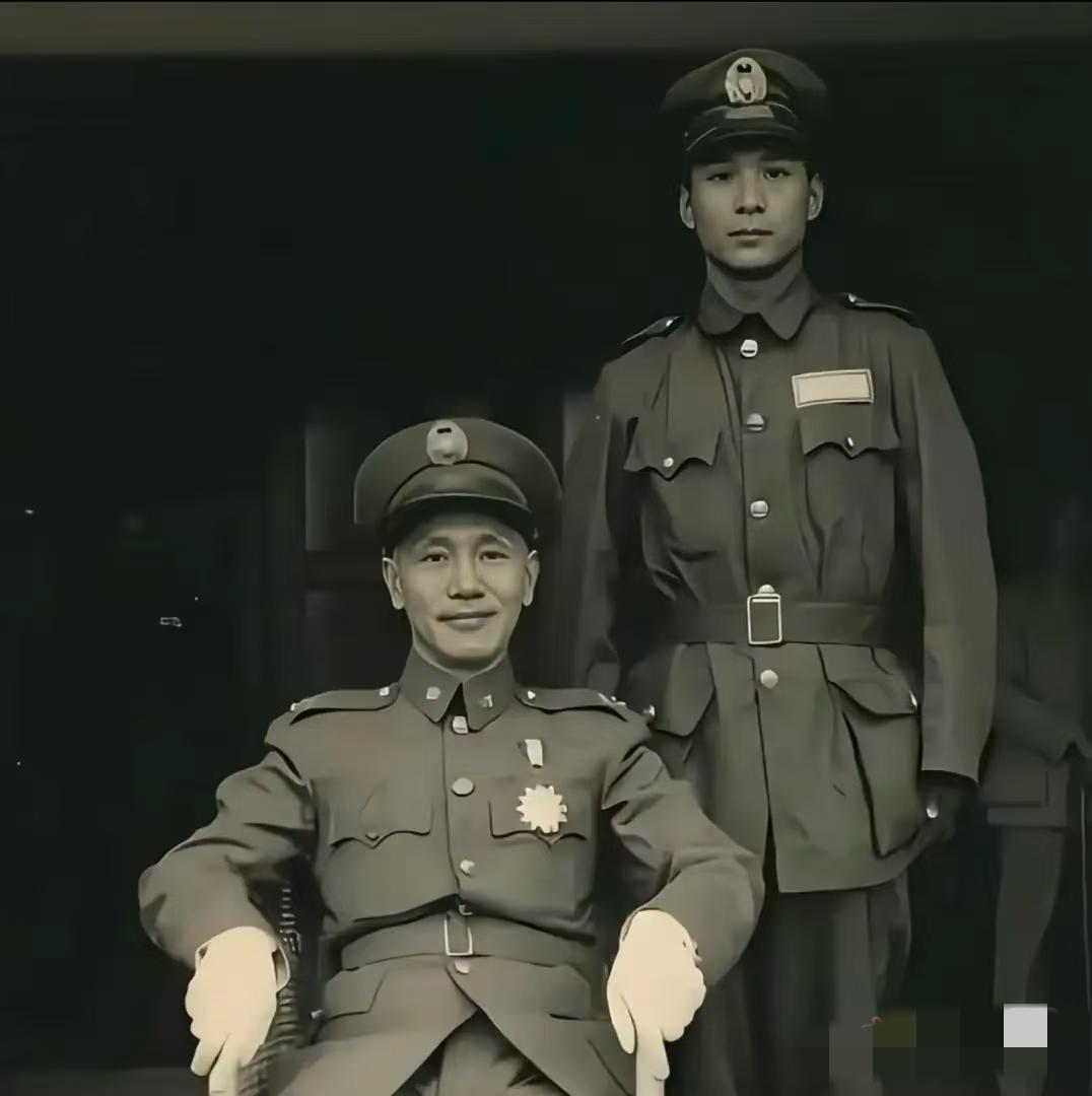 蒋介石与贴身侍卫周中峰合影，西安事变的时候，正是周中峰背着蒋介石逃出华清池寓所，