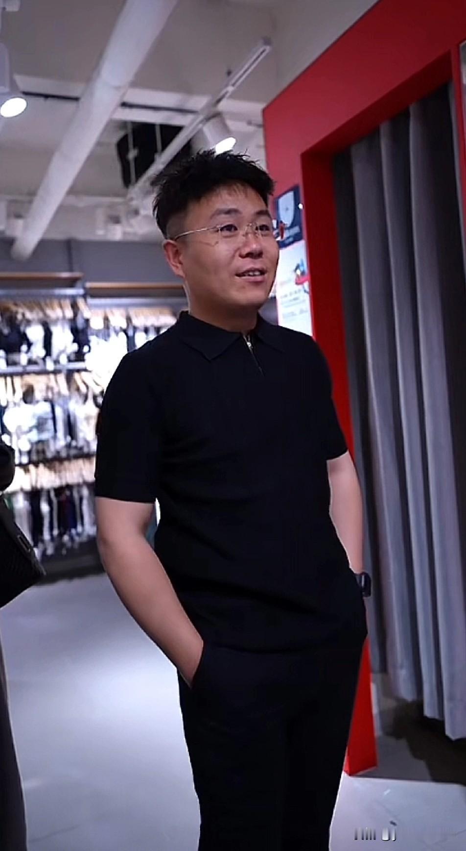 亮哥总是西装革履，这次听从粉丝建议，换了不同风格的衣服，果然年轻帅气了不少