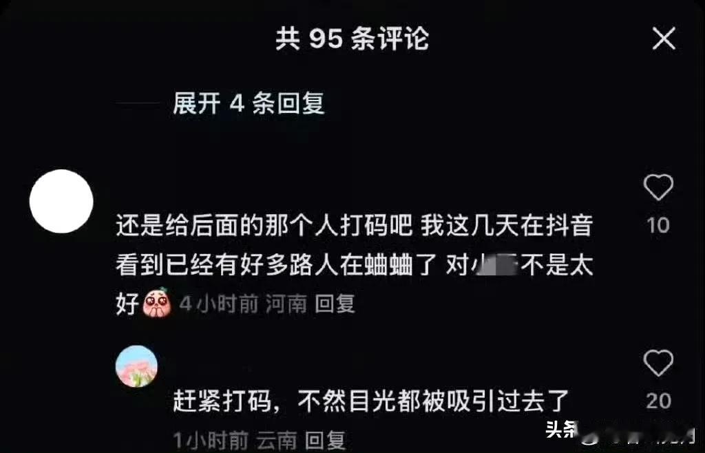 肖战作为背景板也好出圈，看到好多官媒发的微博之夜所有电影主创上台活动现场，我们战