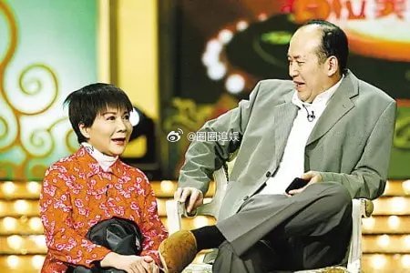 当年，蔡明和郭达因为接触过于亲密，被传了恋爱绯闻，蔡明的丈夫非常愤怒的警告她：“