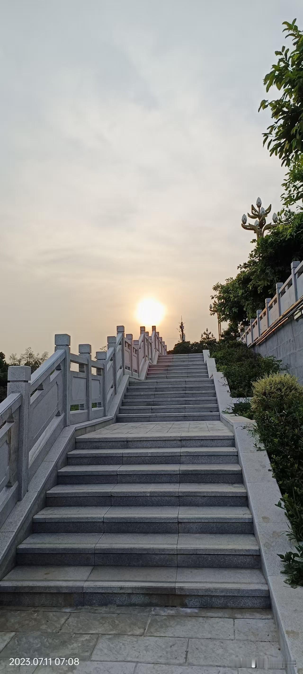 这连环涨价潮又来啦！先是开车加油费用涨了，接着国内机票的燃油附加费也大幅上调，从