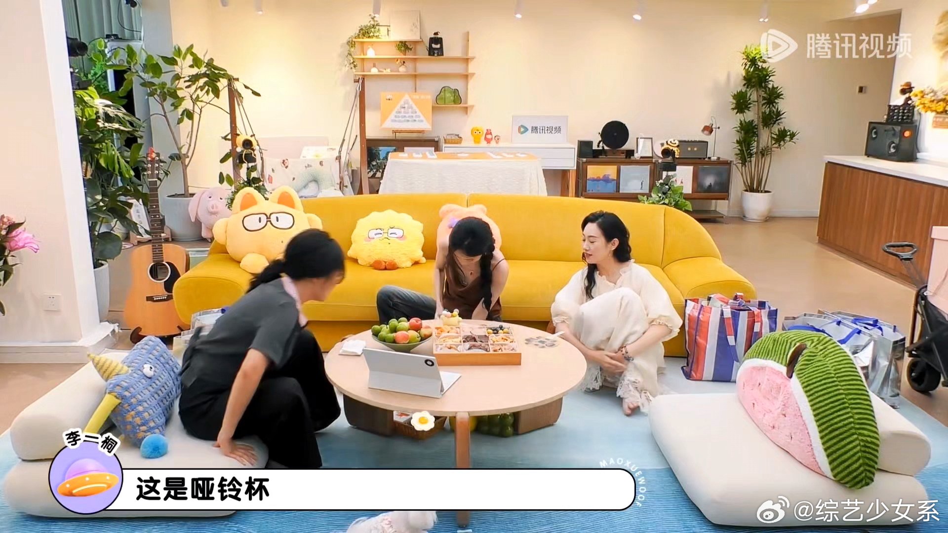 李一桐用8公斤水杯喝水李一桐哑铃水杯好自律的女明星啊 ​​​
