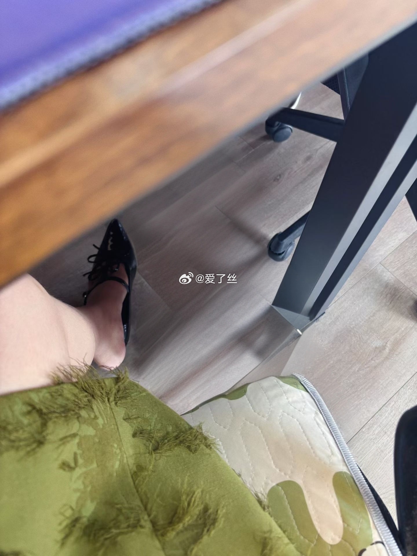 今天的雨是下的真不小了，眼看黑云层压过来，赶紧躲进了商场里，问题是现在我咋回家呀