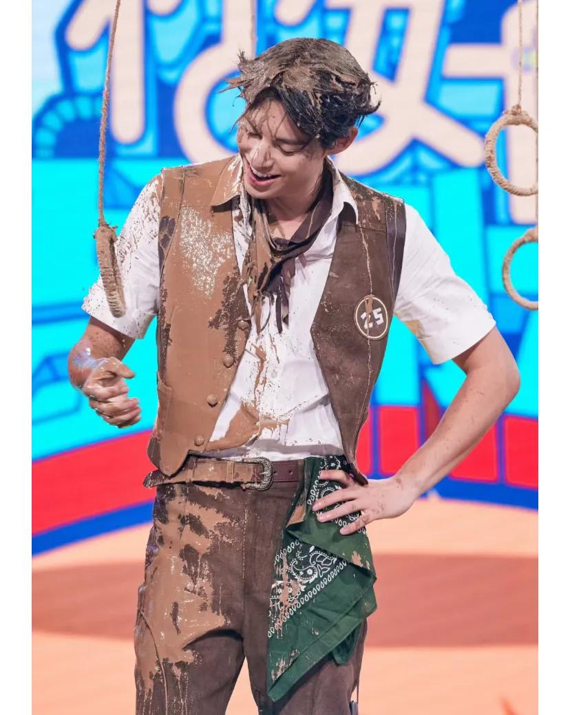 你好星期六里的脏脏包
干净下班是不可能的事哦~
王鹤棣好像是你好星期六里第一个淋