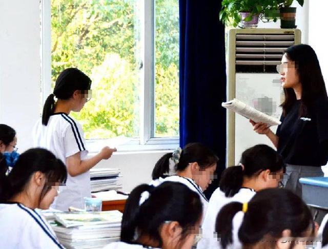 贵州贵阳，单亲爸爸李某的8岁女儿在学校被男同学张某殴打，李某赶到学校与张某及其母