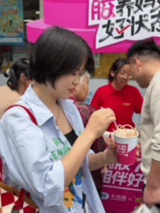 奶茶你加辣椒还是折耳根救命！感觉奶茶店里混进了什么奇怪东西，长沙一家奶茶摊位老板