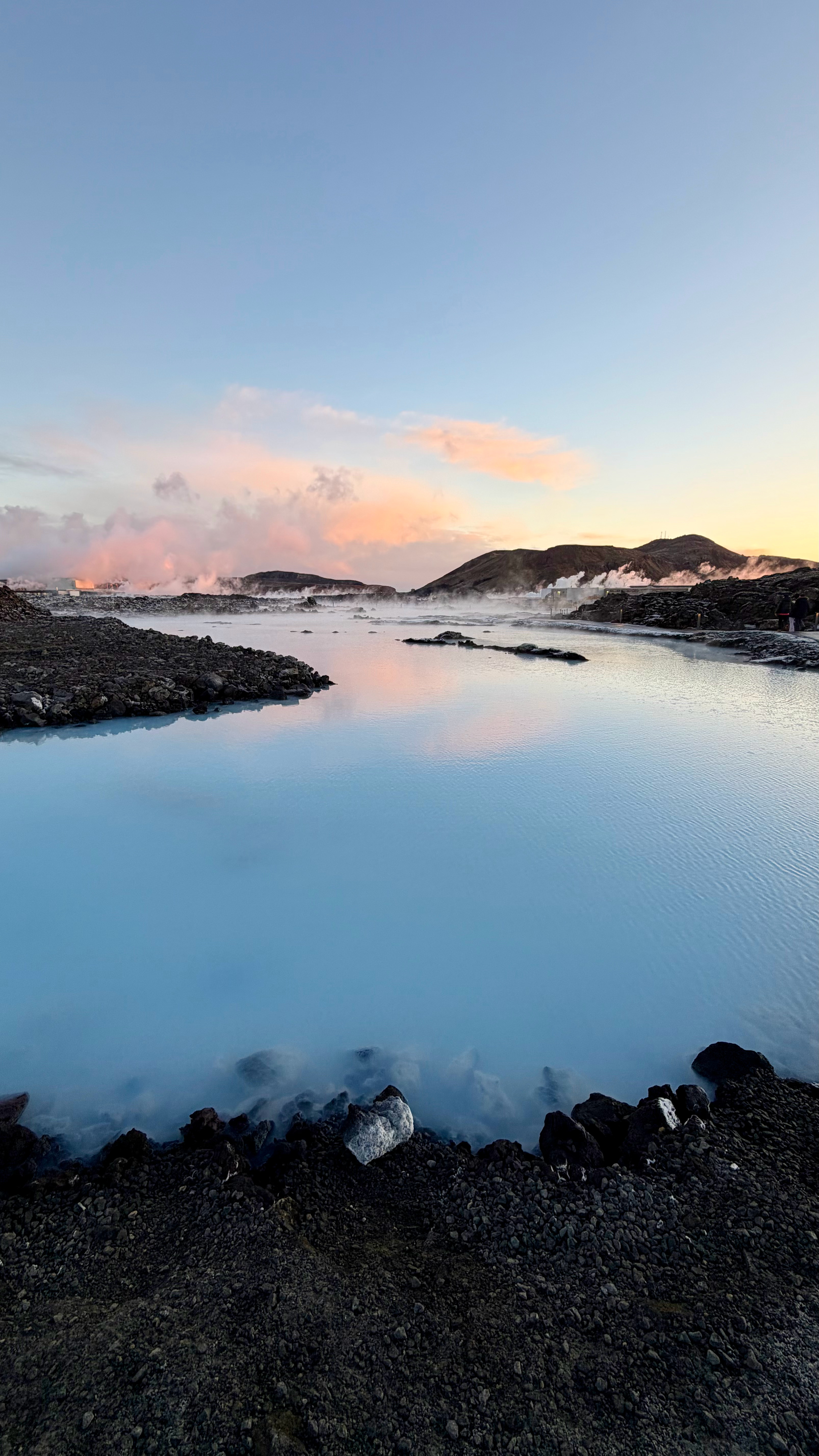 冰岛为啥遍地冒烟？💨地处板块裂谷+地幔热点，地壳薄、地热极强，蓝湖是火山熔岩形