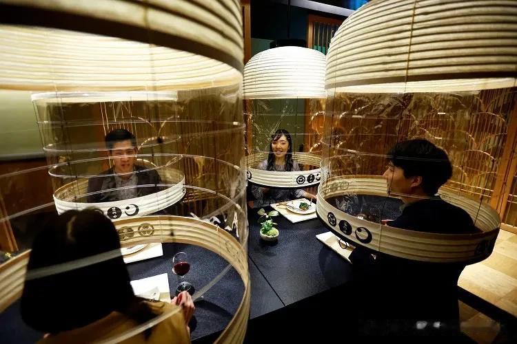东京一家餐厅的顾客在「灯笼」隔离罩里体验防疫用餐。2月2日，日本单日新增确诊94