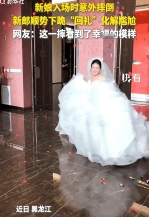 黑龙江一场婚礼，司仪刚喊完“有请新郎新娘入场”，新娘就当着几百个宾客的面，结结实