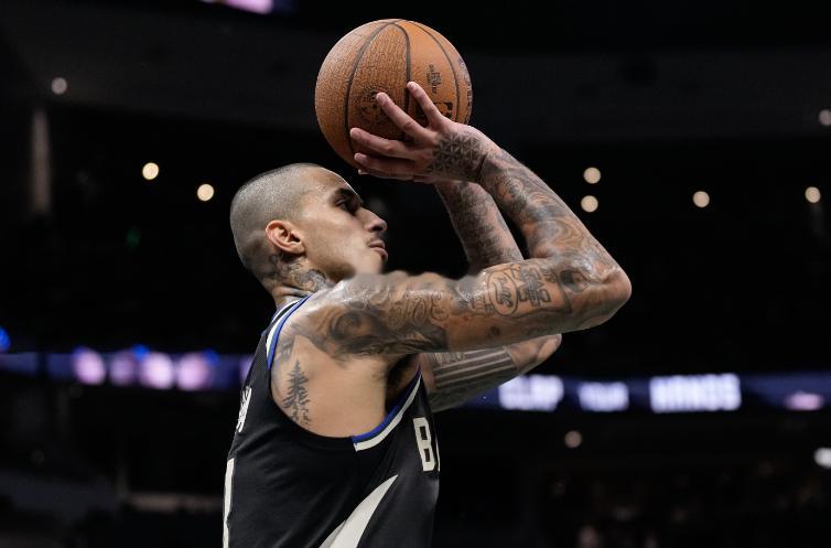 NBA常规赛，雄鹿主场116-101逆转凯尔特人。本场比赛库兹马出战31分钟17