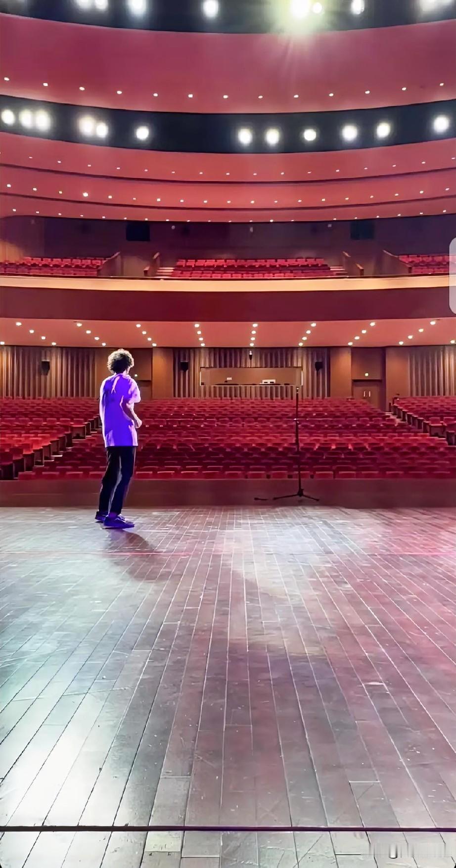 没人会无缘无故成功，被人嘲笑的庞麦郎也是如此。前天他在安康大剧院巡演，演出前他一