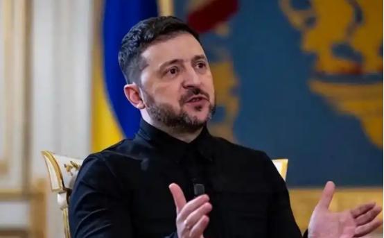 泽连斯基终究还是低头了。苦撑四年，家底都快输光了。人口骤降1500万，外援彻底断