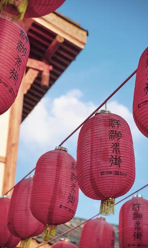 中国人过洋节日这事儿，我觉得不能一竿子打死。有人热衷过洋节，像圣诞节时街道张灯结