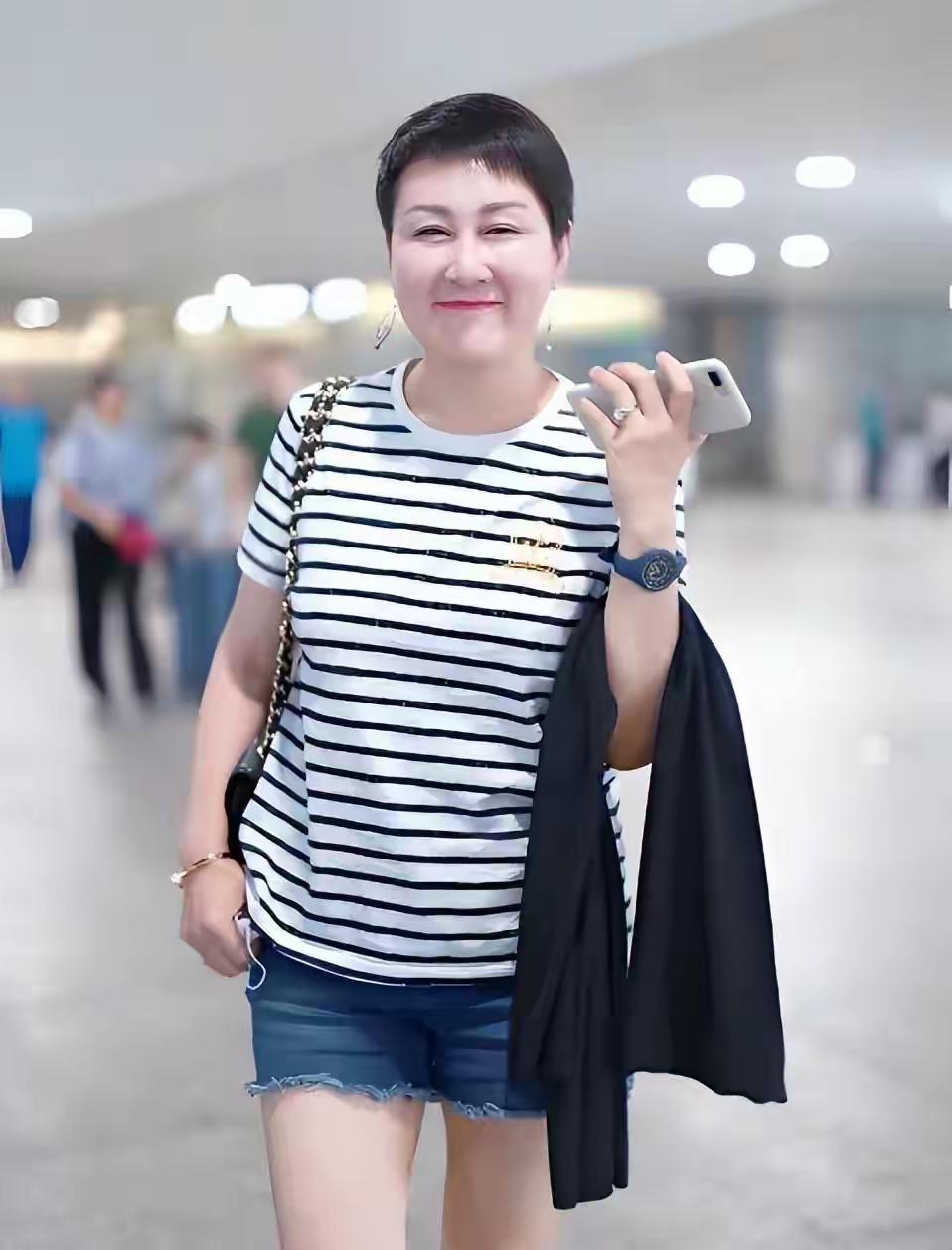 即使再打扮，也是一脸老相，不过六十三岁的张凯丽，确实敢穿。
这身衣服二十多岁的小