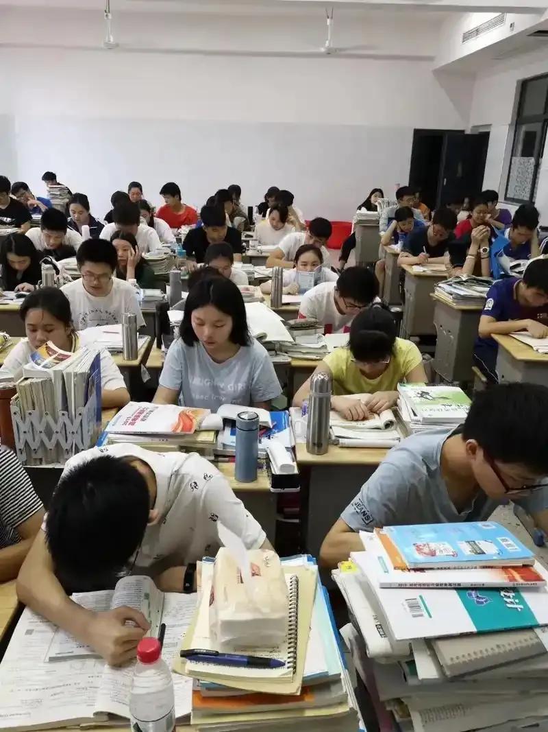 学霸都有哪些特别的地方我觉得真正的学霸在于自驱力。现在的小孩都被安排坏了，甚至假