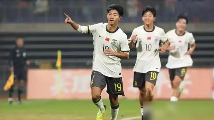 两个不起眼的小不点，原来私交就不一般。如今双双入选中国U16男足，并且成为了球队