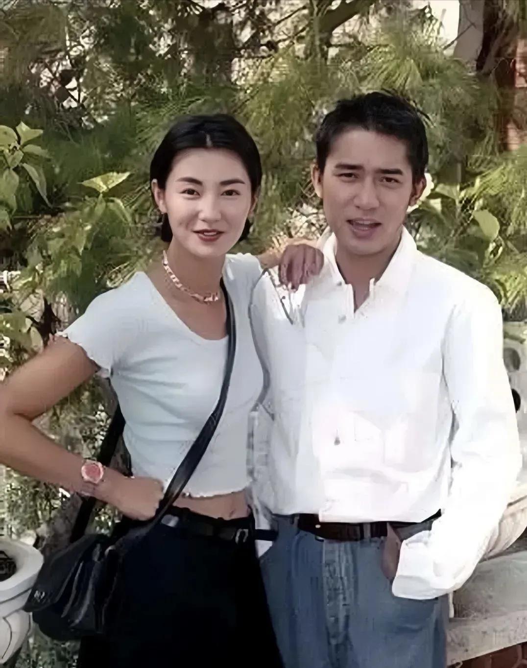 哈哈，一张明星年轻时的照片，当年左边这个可是倾国倾城，右边也是帅的酷毙了，你知道