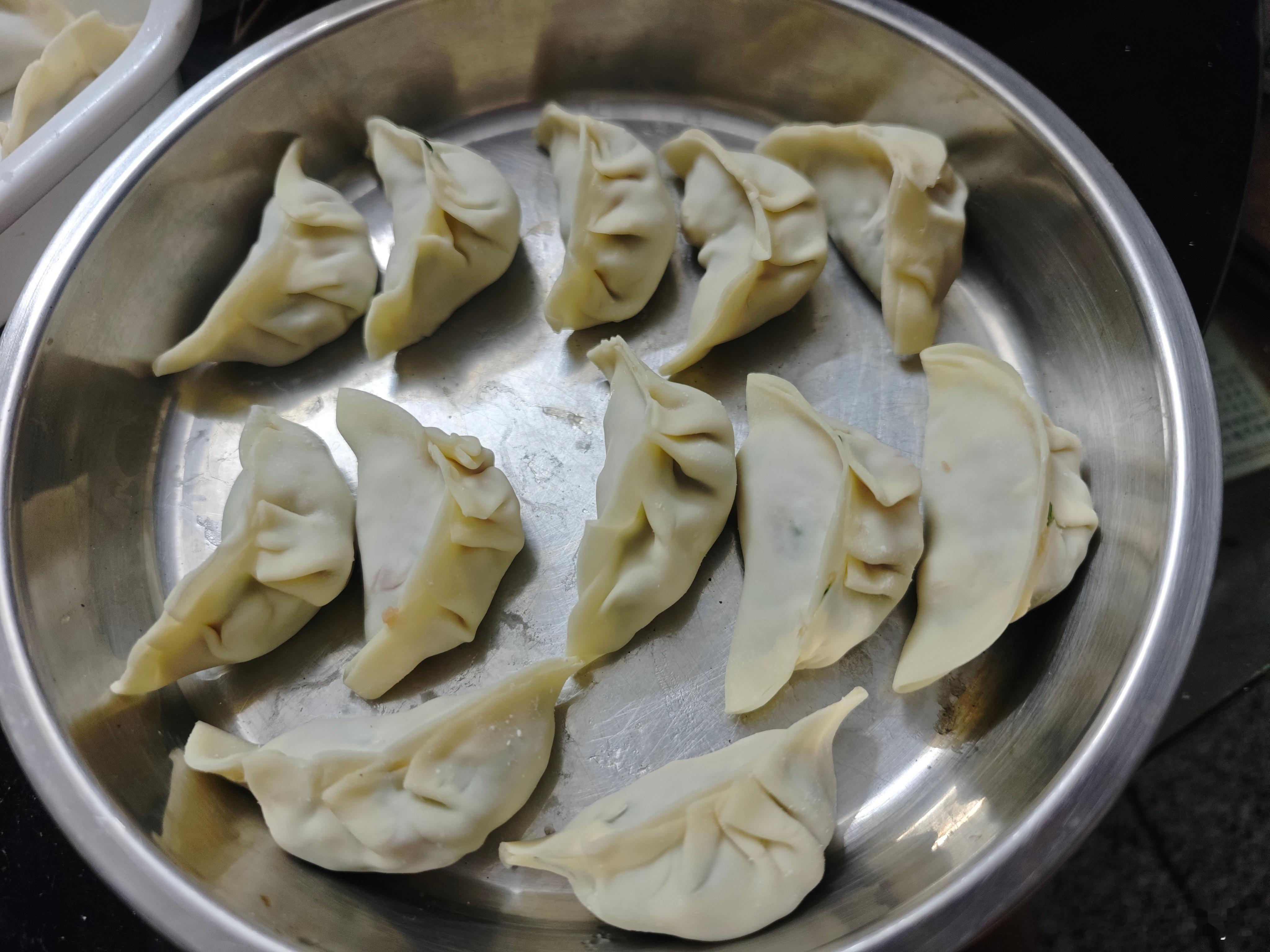 昨天酿苦瓜剩下的馅，今天用来包饺子。马蹄猪肉韭菜馅，本来是买半斤皮可以包完剩下的