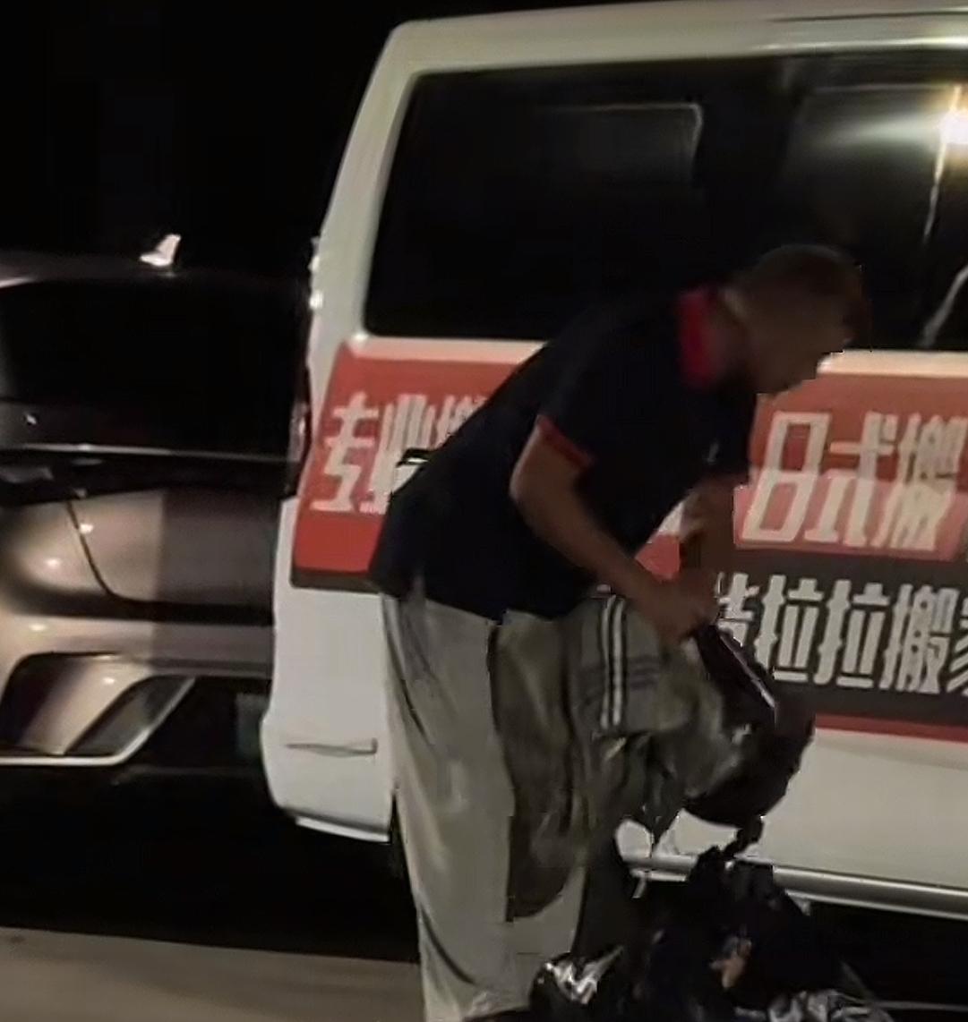 沈巍昨天去南京和晓晓约会，连夜又赶回上海白鹤[笑哭]今天凌晨四点钟，坚持去捡垃圾