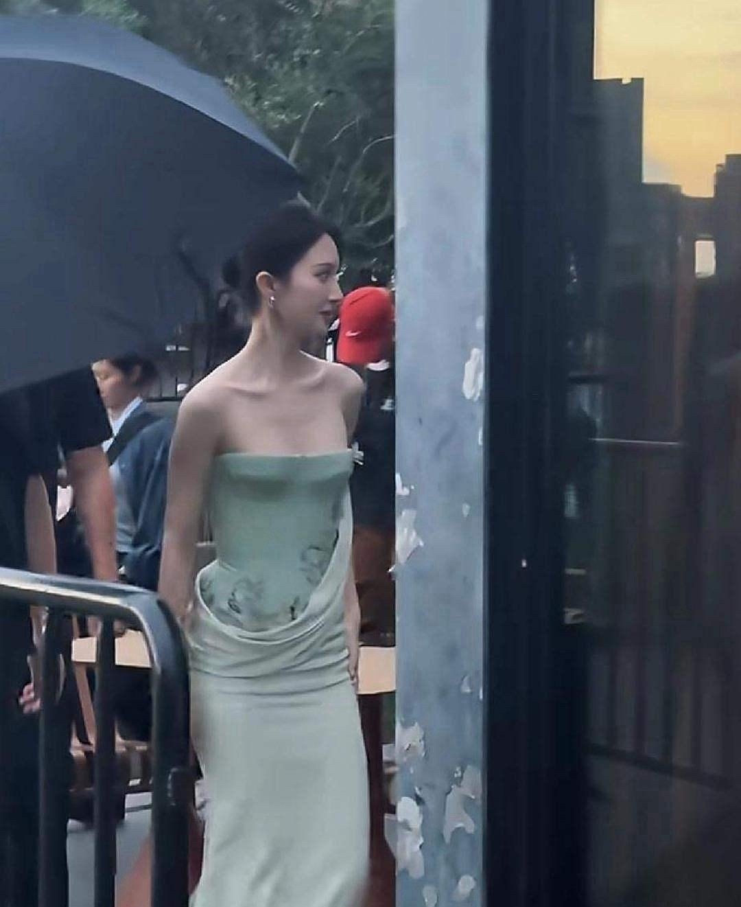 我的天！金晨真人薄得像纸片，这也太瘦了吧！ 