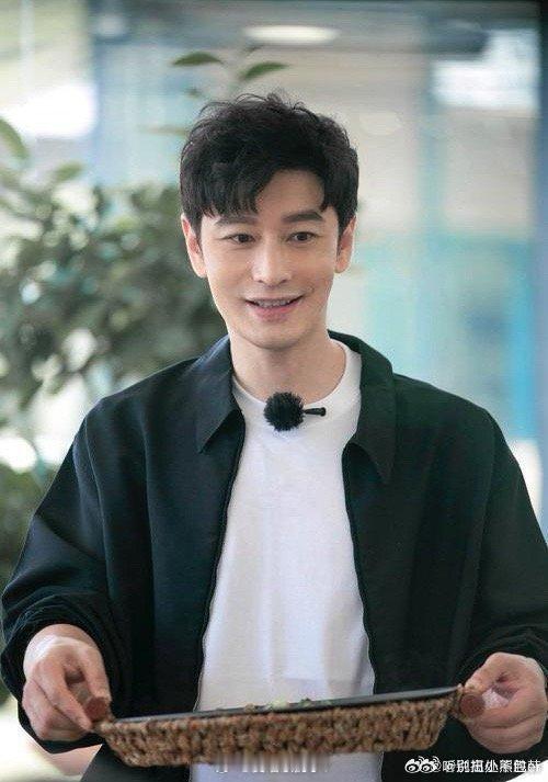 黄晓明低调现身广西赈灾低调前往广西受灾区域送去物资，多年坚持投身救灾援助，黄晓明