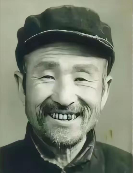 1956年3月，在山东临沂沂南县。一个挑着担子的老汉在山坳里转悠，这已经是被附近