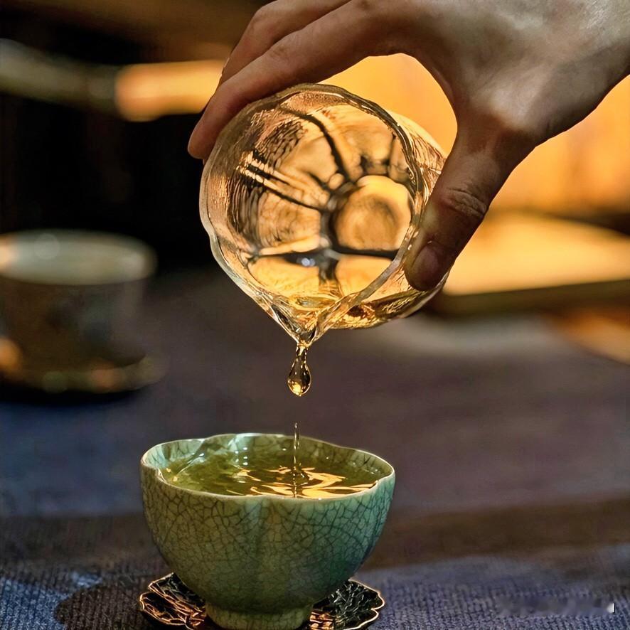 普洱茶是不是年头越久越好喝啊?

拿出一饼存了多年的老茶，沸水冲下，熟悉的香气里