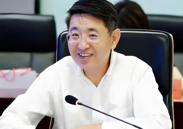 原浙江联通总经理突然创业去了！ 离职跳槽紫光后曾年度薪酬高达823万。
近日，我