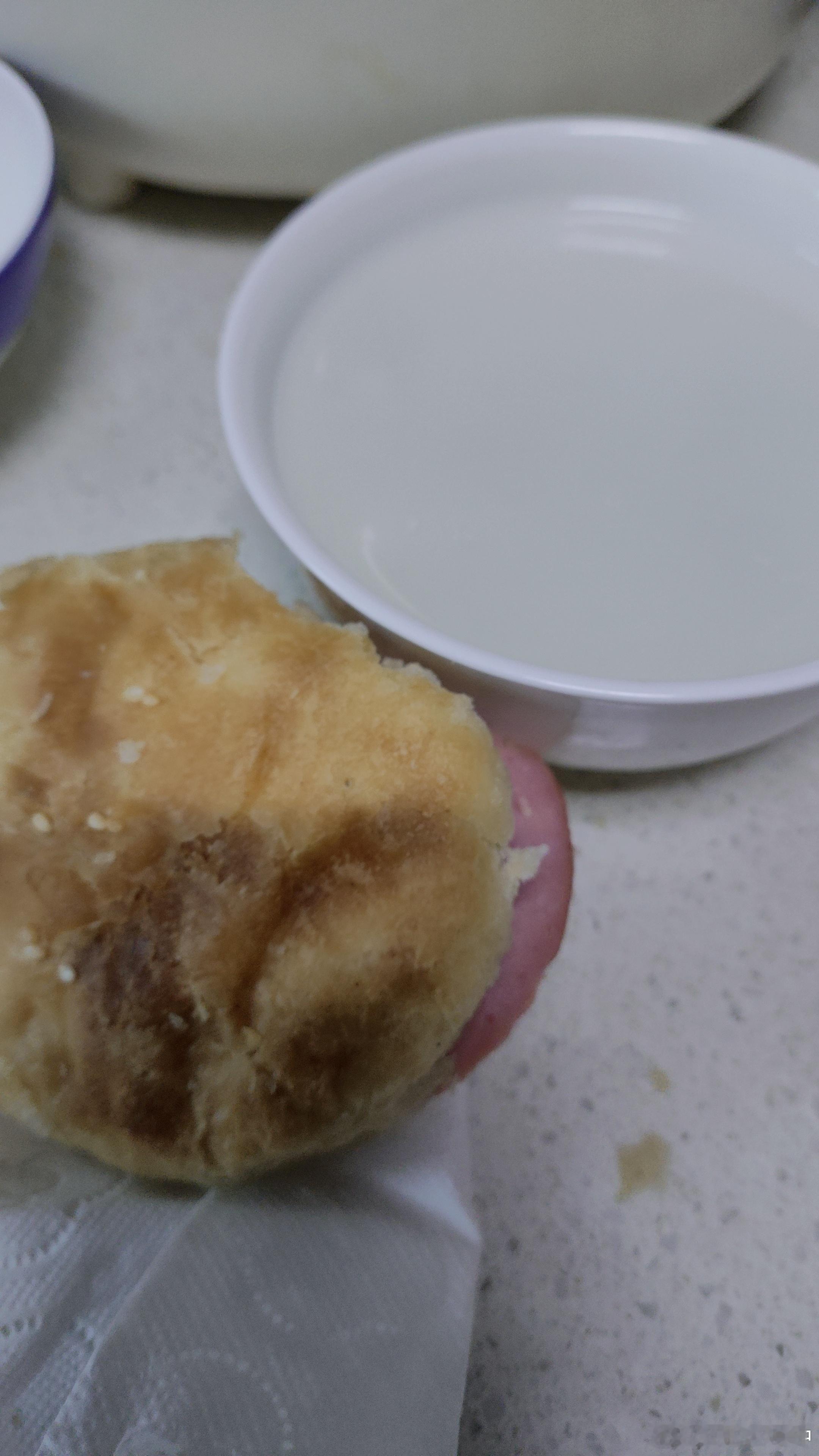 烧饼夹火腿简单又丰富的早餐 