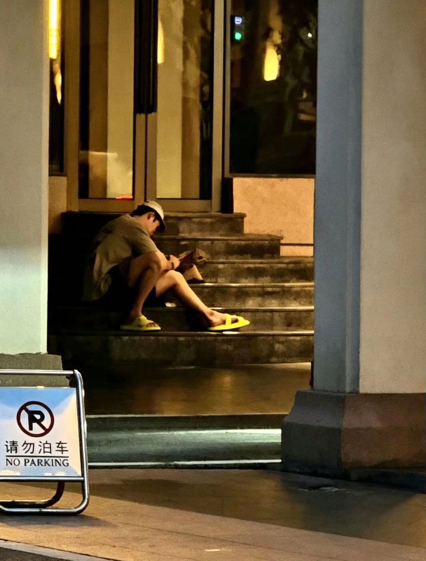 黄景瑜︱遛狗系列带着夏天坐在路边休息的一幕（没有找到原po，有人留言是20260