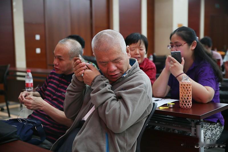 前阵子连续熬了一周赶项目，每天睡不到5小时，某天早上起来突然耳朵里像塞了个小蜜蜂
