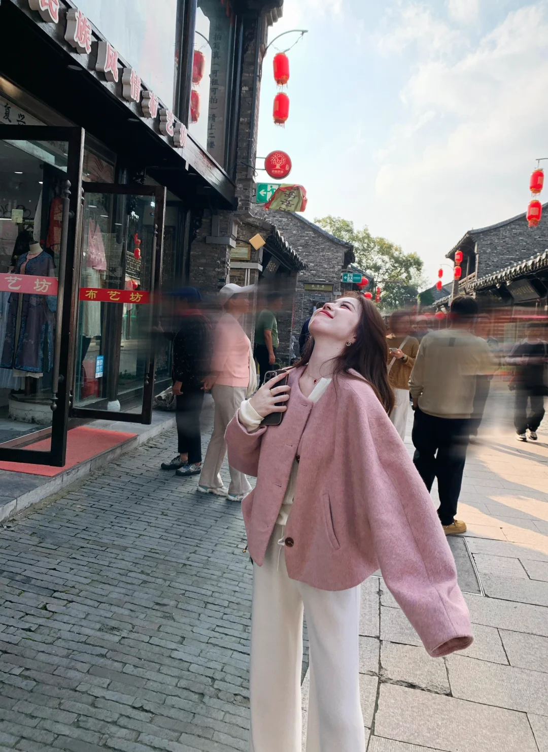 喜欢粉就穿了粉色呀！