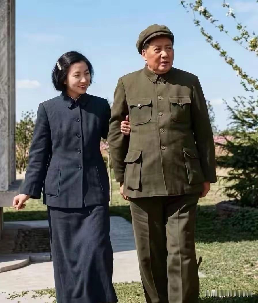 珍贵老照片，定格李讷陪伴毛主席散步的温馨时刻，尽显父女温情 。
 
因为革命时局