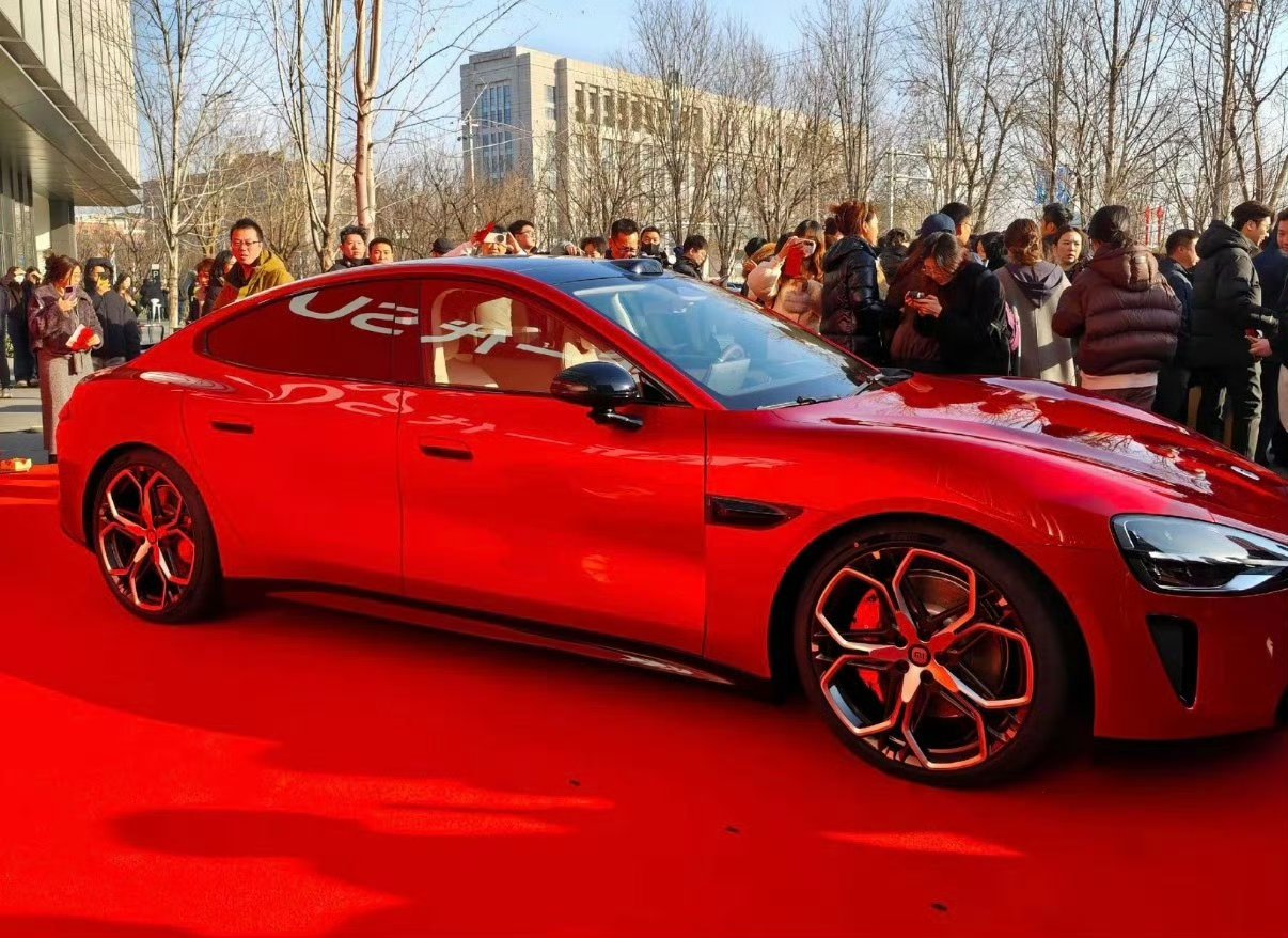 红色看着喜庆，特别是在过年的时候小米新SU7赤霞红