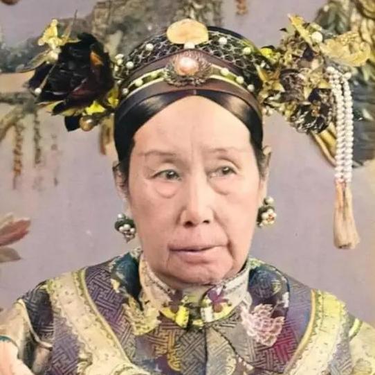 1888年，53岁的慈禧爱上了20岁的侍卫那尔苏，当晚就临幸了他。

二十岁的那