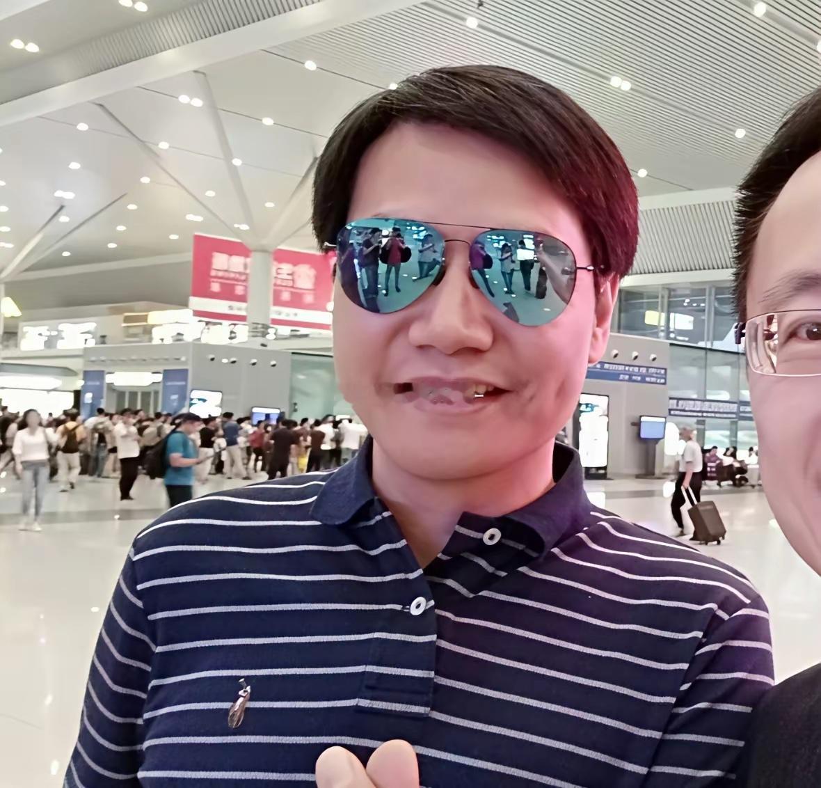 突然发现以前的雷军很爱穿拉夫劳伦。 