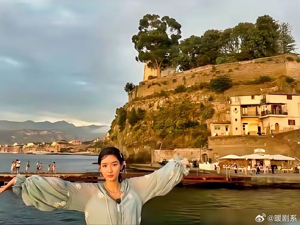 求求了，别再磕王玉雯和陈星旭了。 他俩这关系，你磕不动。 一个吻戏NG十几次，并